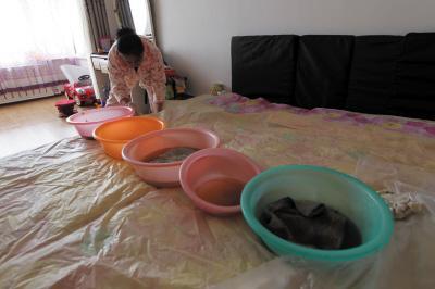 垫江楼上漏水，住户失联，小区没物管，业主维权难！律师来支招……